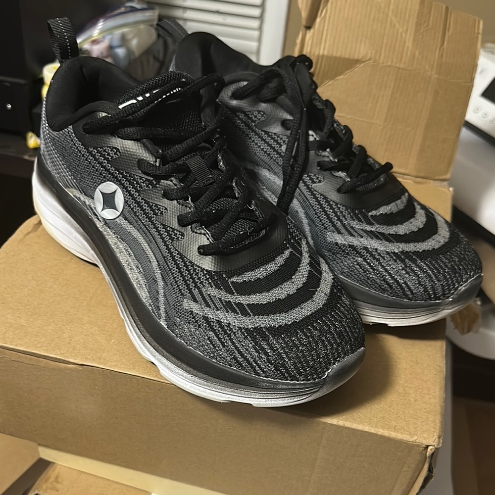 Spalding Octave Men's Black and Gray Athletic Shoes